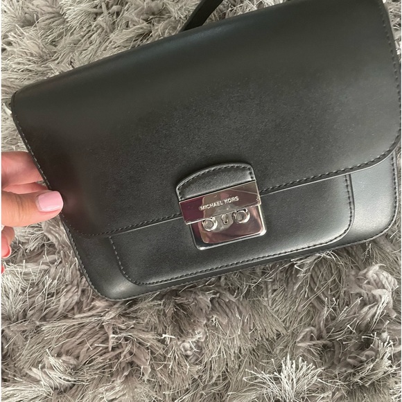 ‼️ Make an Offer
Michal Kors Crossbody & Zip Wallet - Picture 5 of 17